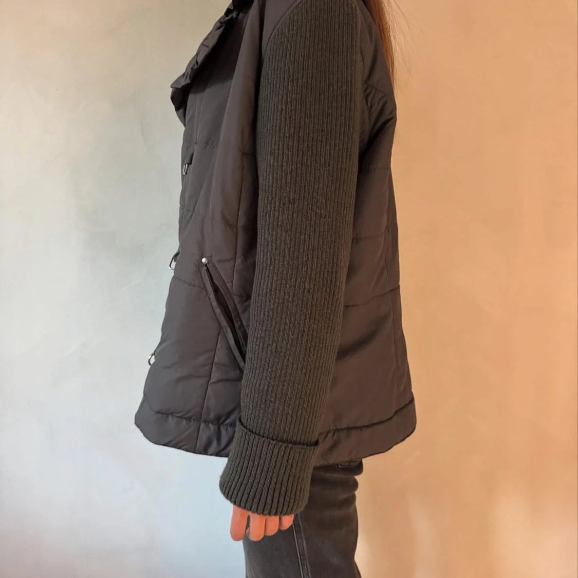 Grå dunväst med stickade ärmar - 1