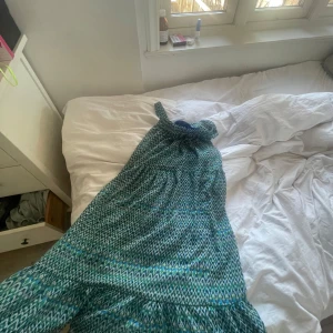Mönstrad lång kjol   - Superfin kjol köpt i Frankrike för något år sedan, den har små hål längst ner därav det låga priset, kostade uppåt 400 ifrån början. 