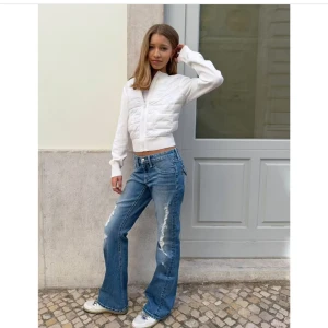 Vit jacka - Säljer min helt nya jacka från Gina Young då jag inte tyckte den satt fint på mig.