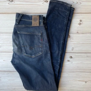 Replay jeans - Snygga mörkblå replay jeans som passar till allt. Slim fit. Priset kan diskuteras vid snabb affär!