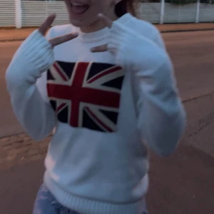 Vit stickad tröja  - Säljer denna Ralph Lauren liknande stickade tröjan som är perfekt till sommarkvällarna. Köpt för 2 år sedan men har knappt kommit till användning💓