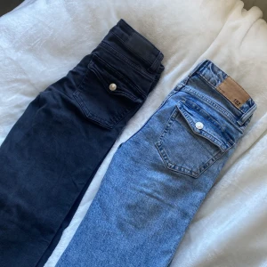 Svarta och blå jeans - Säljer två par likadana Jens i olika färger då dom inte kommer till nån användning, de går att köpa dom var försig också🥰200kr styck pris går att diskuteras vid snabbt köp!