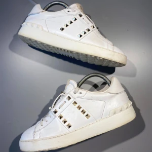 Valentino Skor - Hej! Säljer nu mina skor från märket Valentino, storlek 38, bra skick. Givetvis äkta, Tveka inte på att höra av dig om du har frågor eller funderingar kring skorna!