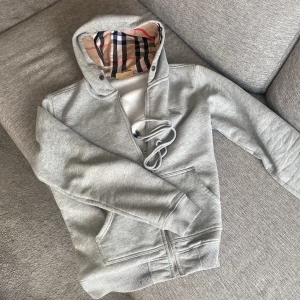 Burberry zip - Tröttnat på tröjan därför jag säljer den