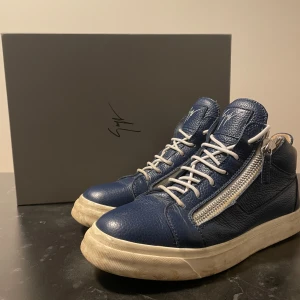 Giuseppe Zanotti skor - tja, jag säljer mina giuseppe zanotti skor då jag inte använder dom mer. dom har lite slitningar bak vid hälarna men inget mer än så. hör av er vid funderingar🙌 välj gärna postnord för min instabox strular👍