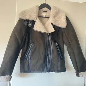 Mörkgrön fodrad bikerjacka  - Fodrad bikerjacka från H&M i storlek 34. 