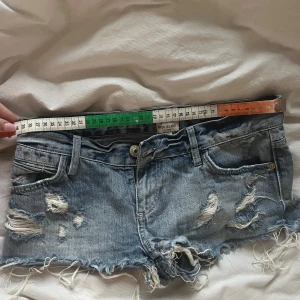 Låmidjade jeansshorts från River Island - Säljer ett par jätte snygga lågmidjade jeansshorts från river island som tyvärr blivit för små💕 Sitter som en 36
