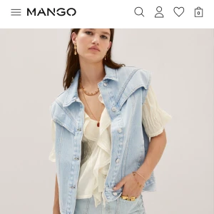 SÖKER jeansväst från Mango - Söker denna ljusblå jeansväst från Mango. Storlek S eller M!!! Skriv om ni har den eller vet någon som säljer🩵🩵🩵🩵🩵🩵🩵🩵