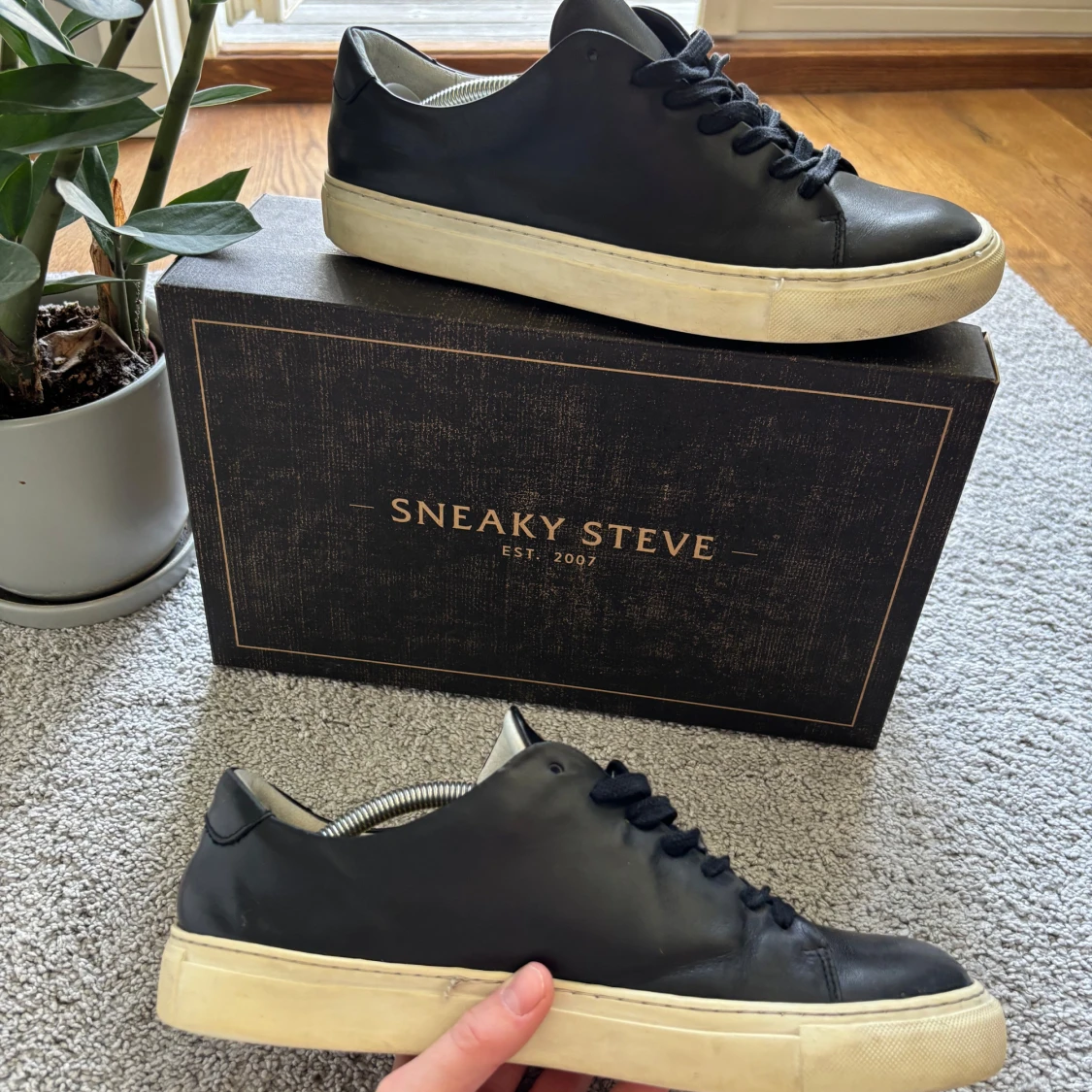 Svarta sneakers från Sneaky Steve - 2