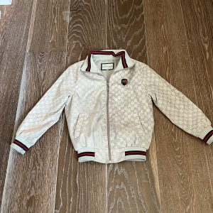 Gucci jacka - Använd och ganska sliten,men inga hål eller skador 