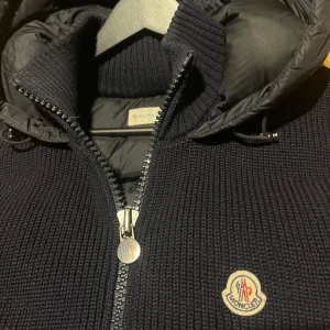 Monclar Cardigan/väst  - Säljer nu denna otroligt snygga Monclar västen för endast 4599kr, självklart äkta, bara att skriva om det är något du undrar, kan gå ner lite i pris vid en snabb affär 