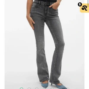 Jeans  - Säljer dessa jätte snygga jeans ifrån Vero Moda!! Har använts max 2 gånger och därför är som nytt skick, dom är i storlek M 32 men passar mig som är 165 och brukar ha 34-36, Priset kan diskuteras💗