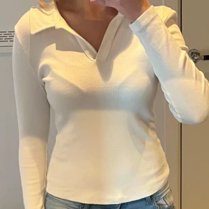 Vit tröja - Säljer en jättefin vit tröja med krage från Vero Moda.💕Den passar S men även M. Använt fåtal gånger och säljer på grund av för lite användning.