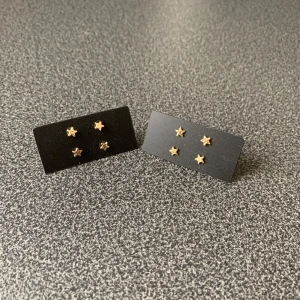 Guldstjärna örhängen - Snygga små örhängen i form av stjärnor i guld. Fyra par.