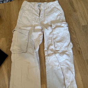 Beige cargopants - Snygga beige cargopants med flera praktiska fickor. Perfekta för en avslappnad stil. Byxorna har en normal passform och är tillverkade i ett bekvämt material.