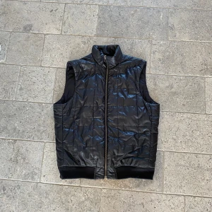 J.lindeberg väst - Säljer denna snygga j.lindeberg västen som är i mycket bra skick, 7/10, pris kan diskuteras.