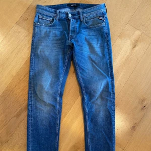 Blå replay jeans  - Blå replay jeans i storlek W27 L32. Lite slitna vid fickorna (se sista bilden) pris går att diskutera!