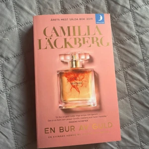 En bur av guld - Boken 'En bur av guld' av Camilla Läckberg handlar om Faye som lever ett till synes perfekt liv i Stockholm. Men under ytan döljer sig hemligheter och svek. En dramatisk berättelse om hämnd och upprättelse.