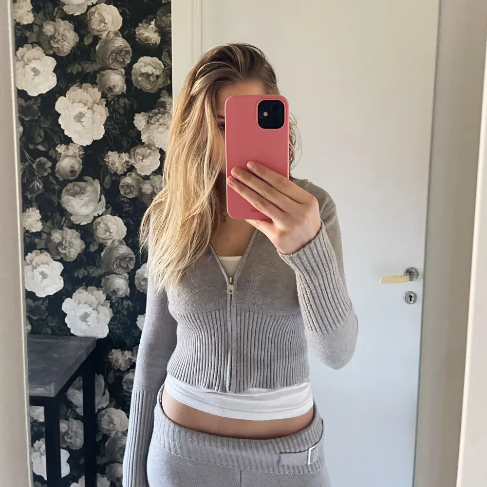 Säljer nu mitt super fina sett från lorivia!💓Tröjan är ribbad och superfin till ett par vanliga byxor också 🫶🏻Använt cirka 3 gånger och säljer eftersom de inte kommer till användning 🫶🏻orginal priset ligger på 1500kr!. Neuleet.