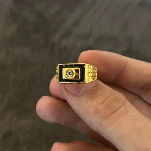 Guldfärgad ring med sten - Snygg guldfärgad ring med en glittrande sten i mitten. Stl 8, köpt secondhand men jag har aldrig använt den. Pris kan diskuteras vid snabb affär😊