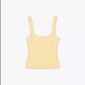 Gul topp från Zara - Super söta gula toppen med rosett på axlarna från Zara som är slutsåld. Storlek S, aldrig använd med prislappen kvar, säljer för den är för liten. Skriv för fler bilder💕