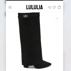 Svarta stövlar från Lululia - Eleganta svarta stövlar i mocka från Lululia med spetsig tå och dragkedja på sidan. Perfekta för en stilren look. Aldrig använda 
