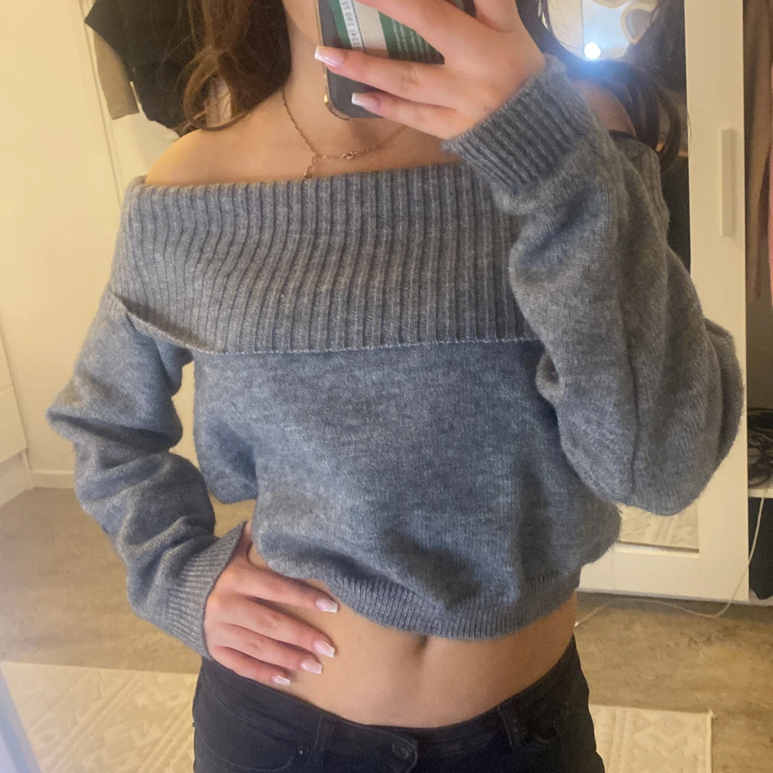 Grå offshoulder tröja
