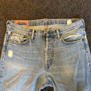 Acne Studios jeans - Ett par riktigt feta Acne jeans men sköna slitningar. Jeansen har några år på sig så du lär inte se dessa ute på gatorna längre. Modellen är straight leg och bör passa folk med 32/32