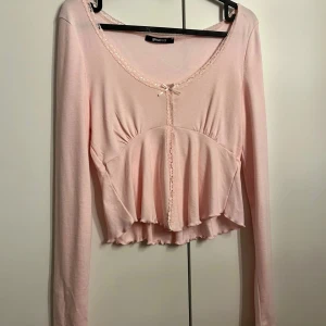 Lace detail top - Säljer en Lace detail top från Gina Tricot, stl S. Hör av er vid funderingar!