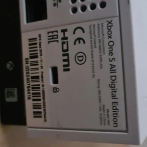 Xbox One  - Säljer en Xbox One S All Digital Edition från Microsoft. Konsolen är vit med en stilren design och har flera HDMI-portar samt USB-anslutningar. Perfekt för digitala spel och underhållning.
