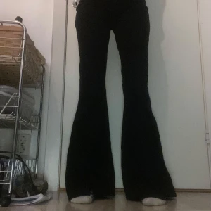 Svarta bootcut/flare byxor - Snygga svarta bootcut/ flare byxor med hög midja.  Har ett annat par exakt lika mycket bootcut ute på min profil dem är lite ljusare priset för båda kan diskuteras. 💗
