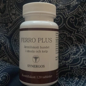 Ferro Plus järntillskott - Ferro Plus är ett järntillskott bundet i nässla och kelp från Synergos. Burken innehåller 120 tabletter och är designad i vitt med bruna detaljer. Perfekt för dig som behöver ett extra tillskott av järn i vardagen.