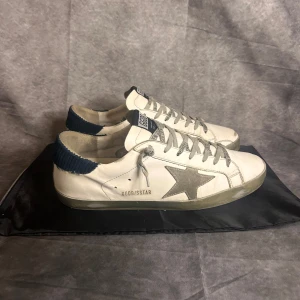 Golden goose sneaker - Mycket fint skick | Size 43  | Följare får 100 kr rabbat | fraktar spårbart inom 24 timmar med PostNord eller instabox | dustbag medföljer 