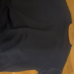 Mörkblå sweatshirt från 157 - Säljer en stilren mörkblå sweatshirt från 157. Tröjan har en klassisk design med rund hals och långa ärmar!