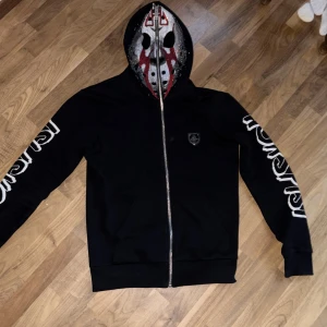 Horspist fleecetröja - Tjena! Säljer nu denna horspist fleece eftersom jag inte använder den längre. Fleecen är väldigt sällsynt och säljs inte någonstans längre. Helt äkta självklart.🙌🏼 pris kan diskuteras vid snabb affär.✅ Det är bara att kontakta vid minsta fundering🤝