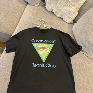 Casablanca - Tja! Säljer min Casablanca t shirt då den inte kommer till användning längre! Tröjan har använts fåtal gånger och bestämt mig att sälja den. Tröjan är i storlek M men passar L då den är lite oversized! Har ni frågor så är det bara att skriva!