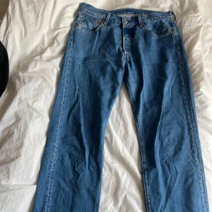 Levi's 501 - Klassiska blå Levi's 501 jeans med rak passform. De har en knappgylf och fem fickor. Perfekta för en avslappnad stil. Tillverkade i slitstarkt denim. Knappt använda och köptes nya för 1000kr