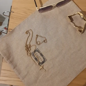 Guldhalsband och armband - Elegant guldhalsband och matchande armband. Halsbandet har ett korshänge med detaljerad design. Båda smyckena har en vriden kedja som ger en lyxig känsla. Perfekt för att lyfta vilken outfit som helst. Du kan få välja antingen korset med en cordell kedja eller vetekedja💪märket heter CeletKedjorna är 55cm långa, Cordell armbandet är 5mm  vetekedjan är 3mm och tillverkad av Kirurgiskt stål (316L). Vattentåligt, rostfritt och allergifri. Samt pläterad genom en PVD 18K guldplätering