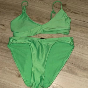 Grön bikini  - Snygg grön bikini med justerbara axelband. Perfekt för en dag på stranden eller vid poolen. Underdelen har en klassisk passform som ger en bekväm känsla.