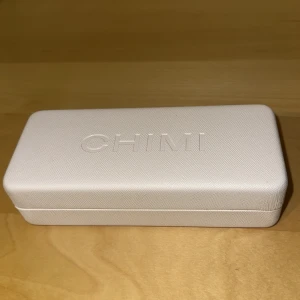 CHIMI 04 Black - Tja! säljer ett par supersnygga CHIMI 04 Black. Dessa solglasögon köptes på NK och är som ni ser i nyskick. Förutom solglasögonen får du med en dustbag som skyddar från repor, en putsduk samt själva skalet till dom. Dessa solglasögon är otroligt inne just nu så slå till medan ni kan!🤝