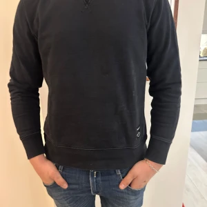 Svart tröja från Replay - Säljer en stilren svart tröja från Replay Icons. Tröjan har en klassisk rund hals och långa ärmar. Perfekt för en avslappnad look. Begränsad upplaga, så passa på! Storlek M, säljer för att den bara samlar damm i garderoben. Jag är 181 och väger ca 75kg. Nypris ca 1000kr.
