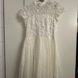 Vit spetsklänning från Ida Sjöstedt - Vit spets klänning i begränsad upplaga för NAKD. Finns ej längre att köpa. Perfekt för studenten. Storlek: 36. 