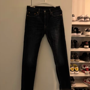 Mörkblå jeans från Levi's - Snygga mörkblå 512 jeans från Levi's med klassisk femficksdesign och knappgylf. Perfekta för en stilren look. Passar till alla tillfällen! Byxorna är nya utan kvitto. Byxorna är i storlek 30-32