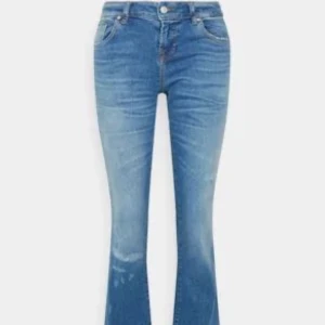 Blå bootcut jeans från LTB - Snygga blå bootcut jeans från LTB med slitna detaljer. De har en klassisk femficksdesign och är perfekta för en avslappnad stil. Ena bältes flärpen har lossnat men ingen som påverkar än! Använda mycket fåtal gånger! Storlek: W28 L36💕⭐️