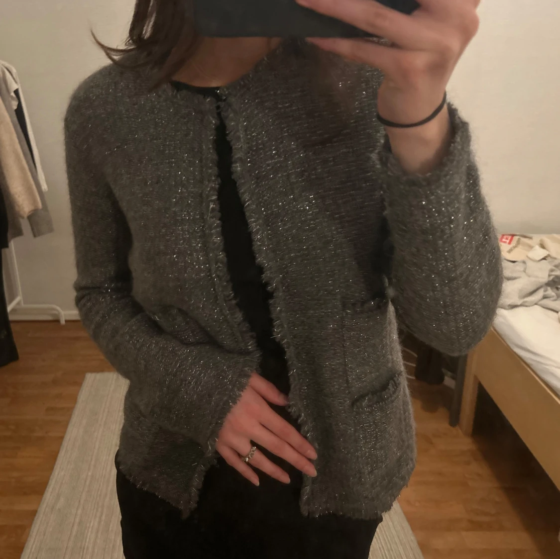 Glittrig grå kofta