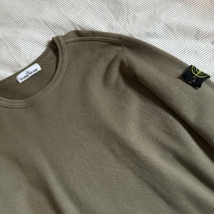 Stone Island Tröja - Lite tjockare Tröja från Stone Island. Storlek L. True to size. Köpt på NK i Stockholm för några år sedan och använd väldigt lite. Inga skador eller fläckar! Väldigt skön tröja som är riktigt snygg men som tyvärr inte kommer till använding längre!  💚