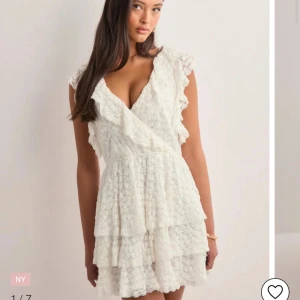 Pretty lace dress - Säljer min nya Nelly klänning som är slutsåld online! Perfekt till studenten/sommaren.  Endast provat klänningen, alla lappar sitter kvar. Nyskick då endast provat en gång. Storlek; XXS💖