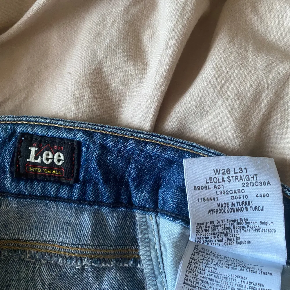 Säljer ett par klassiska blå jeans från Lee i modellen Leola Straight. De har en rak passform och är tillverkade i bomull. Perfekta för en avslappnad stil. Jeansens midja är normal och de har en snygg vintage-look.🩷 Pris går och diskuteras! Köparen står för frakt.. Farkut & Housut.