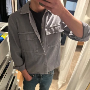 Grå/blå overshirt  - Snygg grå/blå overshirt från zara med knappar och två bröstfickor. Overshirten är i ish jeans material och sjukt schysst nu till våren! Knappt använd och i nyskick. Köp gärna bundles för ett grymt rabatterat pris🤝