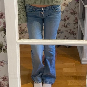 Lowwaist jeans - Slutsålda lågmidjade bootcut jeans från Gina Young. Köptes för ca ett halvår sen och är i toppskick utan defekter. Säljer dom då jag har för många jeans. Storlek 158 men passar mig som är 166 cm! De har tre knappar, varav den översta är vanlig!